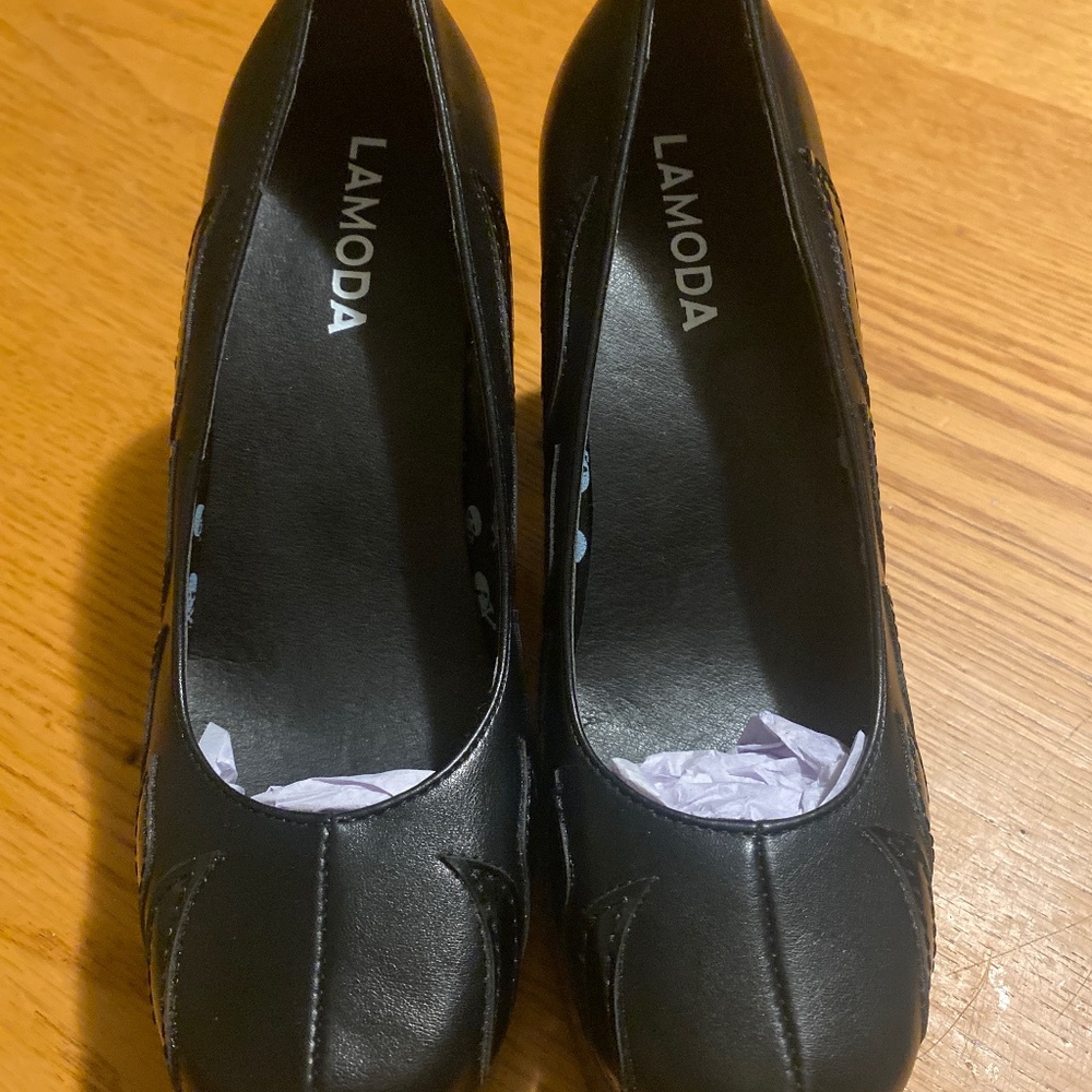 Vegan leather 50’s style pump with embroidered flames